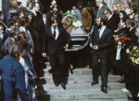 Dušan Perička (vpravo) vynáší rakev s Pavlem Wonkou z kostela, Vrchlabí, 1988