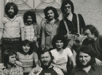Josef Štágr (vpravo nahoře) s Karlem Černochem, hudební skupiny Planety a Fonotest, cca 1979