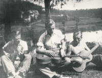 Havajské trio Aloha, uprostřed pamětníkův otec, 1931