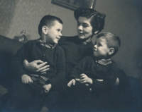 S bratrem a maminkou, pamětník vlevo, 1957