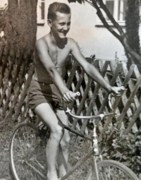 A fourteen-year-old Jan Klimeš in Mohlenice in front of the house at the beginning of the 1960s when he started to read books by Čapek 