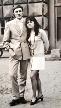 Jan Klimeš před vysokoškolskými kolejemi v Brně se svou budoucí manželkou Celestýnou (Inkou)