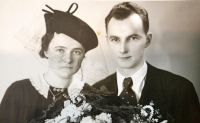 The wedding photo of parents in January 1939 