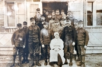 Otec matky Martin Kovařík na konci velké války 18. 3. 1918. Zadní řada, třetí zprava
