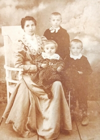 Babička Marie Burešová se syny Janem, Josefem a Františkem v roce 1914. Na klíně sedí otec Jana Klimeše
