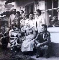 Babička Matylda ze Slovácka při oslavě 95. narozenin s rodinou