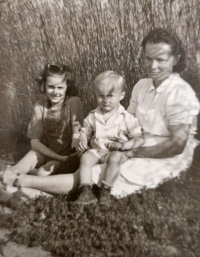 Jan Klimeš s maminkou a sestrou Miroslavou na začátku padesátých let
