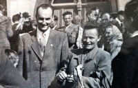 Rodiče Jana Klimeše na oslavách prvního máje v roce 1955