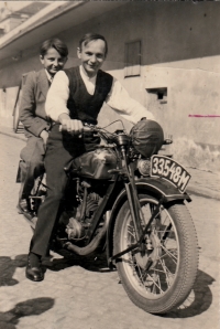 Jiří Kotlový s tatínkem Ludvíkem, 50. léta. V pozadí je vidět okno sklepa, kam se rodina přemístila 29. dubna 1945 po bombardování Ivanovic