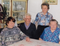 Marie Ryšavá (vlevo), maminka Anna, maminky bratr Václav se ženou, cca 2008