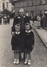 Pamětnice (vpravo) se sestrou a tetou, druhá polovina 50. let