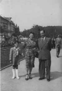 S maminkou a Aloisem Sláčíkem ze Sodovkárny Vizovice, Luhačovice, 1947