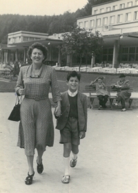 André s maminkou v lázních Luhačovice, 1947