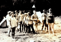 Prázdniny s Brontosaurem, Ivo Stehlík čtvrtý zleva, 1983