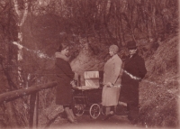 Rok 1931, Magdalena Ženčáková v kočárku. Vpravo rodiče Josefka a Antonín, vlevo matčina sestra Běluška Knopová