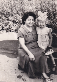 Єлизавета Володимирівна Чумак разом із вихованцями дитячого садка. 