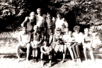 Prázdniny se spolužáky po vysoké škole, Ivo Stehlík vlevo dole s babičkou Marií