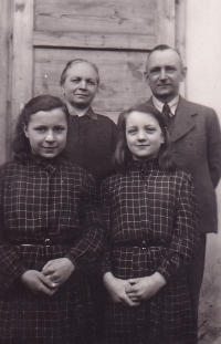 Magdalena Ženčáková (vlevo) s rodiči a sestrou v roce 1945