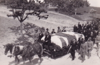 Pohřeb po masakru v Kožušanech, 16. května 1945