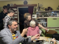 Ladislava Kyptová s týmem ze ZŠ Ohradní při nahrávání pro projekt Příběhy našich sousedů