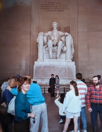 Iveta Clarke před sochou Abrahama Lincolna ve Spojených státech