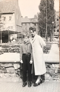 Jan Komárek s maminkou, 60. léta