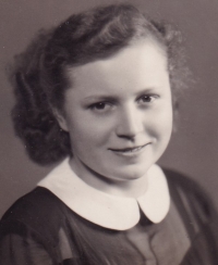 Magdalena Ženčáková na maturitní fotografii (1950)