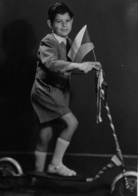 Ve Vizovicích s československou vlajkou, 1947
