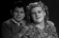 Se sestřenicí Lily Holmesovou, 1947