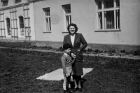 Na Razově s maminkou, Vizovice, 1946