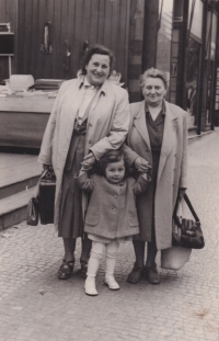 Alexandra Strnadová s maminkou Ellou a bábinkou Idou, začátek 50. let