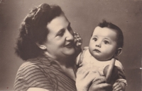 Alexandra Strnadová (Sášeňka) s maminkou Ellou, 1950