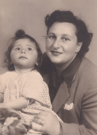 Alexandra Strnadová s maminkou Ellou, začátek 50. let