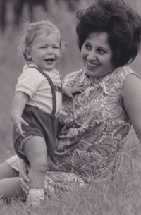 Alexandra Strnadová se synem Davidem, konec 60. let