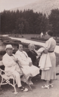 Dědeček Alois Spiegel, vedle jeho druhá manželka a její matka, stojící Ella Ornsteinová Machová