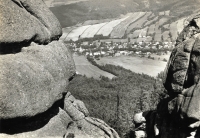Pohled na Bílý Potok z Poledních kamenů na historické pohlednici