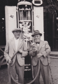 Dědeček z matčiny strany Alois Spiegel (vpravo)
