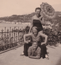 Ella Ornsteinová Machová úplně dole, před válkou