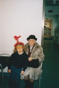 Ella Ornsteinová Machová s vnučkou