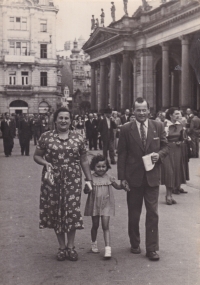 Alexandra Strnadová a její rodiče - Ella Ornsteinová a Bohumil Jun,  50. léta Karlovy Vary