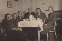Rodina Gerharda Krakla – zleva babička z matčiny strany, sestra, G. Kraklová, otec, matka, babička z otcovy strany, po roce 1948