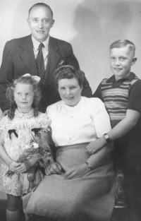 Rodinné foto, Gerhard Krakl je první zprava, 1950