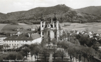 Hejnický klášter a kostel, ve kterém měla svatbu babička a dcera pamětnice, na historické pohlednici
