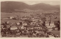 Pohled na Hejnice a Bílý Potok na historické pohlednici, v pozadí vrcholy Smrku (vlevo) a Paličníku