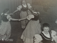 Sylva Wernhartová při tanci v Souboru lidových tanců Ladislava Ševčíka v Ostravě, 70. léta 20. století. Pamětnice vpravo dole.