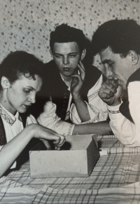 Sylva Wernhartová s přáteli ze Souboru lidových tanců Ladislava Ševčíka v Ostravě, 70. léta 20. století.