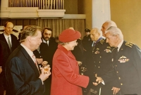 Setkání letců RAF a královny Alžběty II. při návštěvě v Brně (rok 1996)