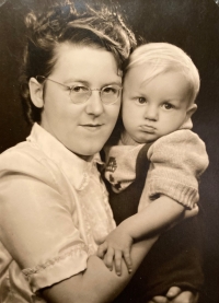 Tomáš Titze s maminkou Ernou, Rumburk, cca 1946