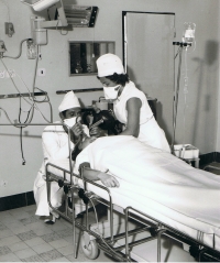 MUDr. Kučírek při intubaci pacienta, ARO, orlickoústecká nemocnice, 70. léta