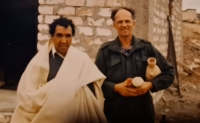 Jan Josef s místním hrnčířem, Libye, 1986